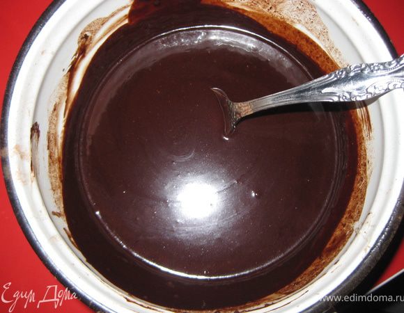 Шоколад поломать на кусочки, добавить к нему масло, 140 сахара, какао, 100 мл гарячей воды, все хорошо размешать и поставить на несколько минут на маленький огонь для полного растопления шоколада. Остудить.