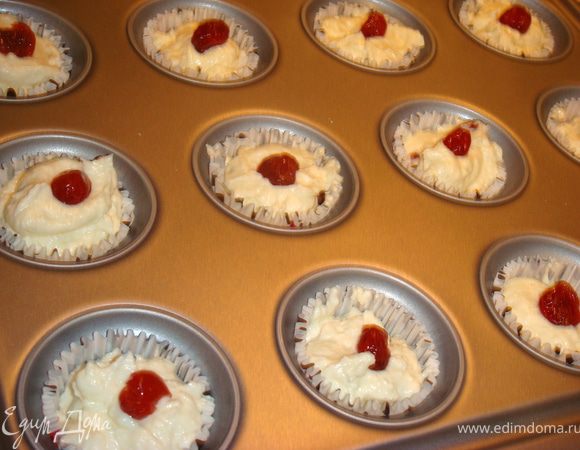 Разложить по формочкам. Я использовала очень известную форму для кексов, на фото видно. Получилось ровно 12-ть штук. Выпекать в духовке 1час-1.30. Я выпекала в режиме конвекции 1 час - нежно и хорошо подавать горячими, 1.30 часа - хороши остывшие полностью, напоминают кексы. Лишняя жидкость должна испариться. Если использовать одну большую форму, то время выпекания необходимо увеличить до 1,5-2-х часов. 