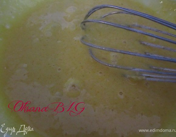 Приготовить заварной крем. Молоко довести до кипения ( оставить 1/2 ст. молока для яичной смеси). Яйца, сахар перетереть, добавить муку, перемешать, добавит 1/2 ст. молока.