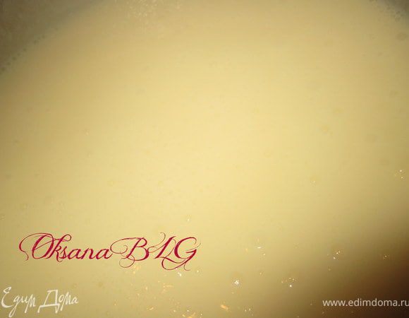 Тонкой стируйкой влить яичную смесь в кипящее молоко. Постоянно помешивая деревянной ложкой. Довести до кипения, крем должна немного загустеть.