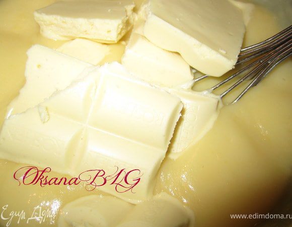 Когда крем закипел, добавить шоколад, перемешать. Снять с огня. Охладить.