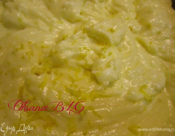 Взбить масло и по ложке добавить заварной крем. Добавить немного лимонной цедры.