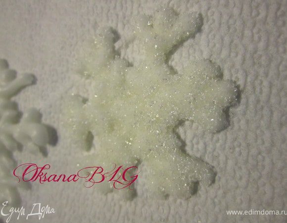 Аккуратно снять снежинки с бумаги или файлика.