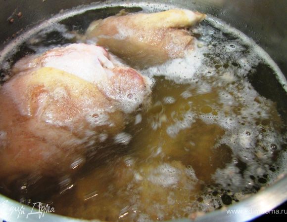 Снимите пену ложкой. Не используйте шумовку, т.к. вы не сможете достаточно тщательно снять пену. Не бойтесь зачерпнуть воду. После удаления пены, налейте в кастрюлю стакан холодной воды. Снова дождитесь закипания и снимите пену. Повторите эту процедуру два-три раза. Необходимо добиться, чтобы образующаяся пена была белой. Именно таким образом вы добьетесь абсолютно прозрачного бульона.