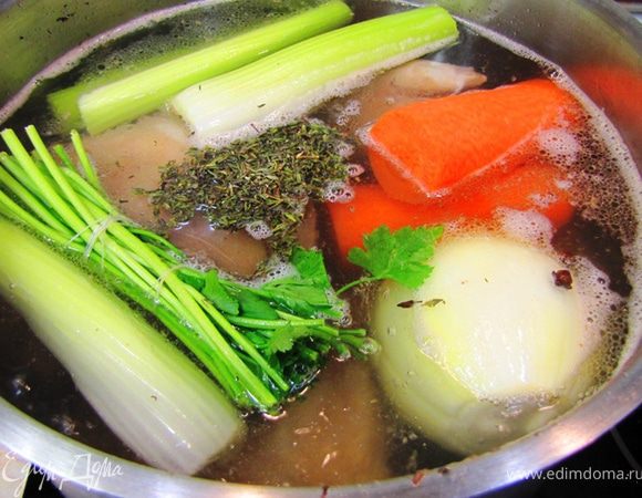 Все овощи и травы положите в бульон, а имено: лук с гвоздикой, сельдерей, морковь, букет гарни или другие травы, сушеный тимьян (чабрец). Немного посолите бульон.