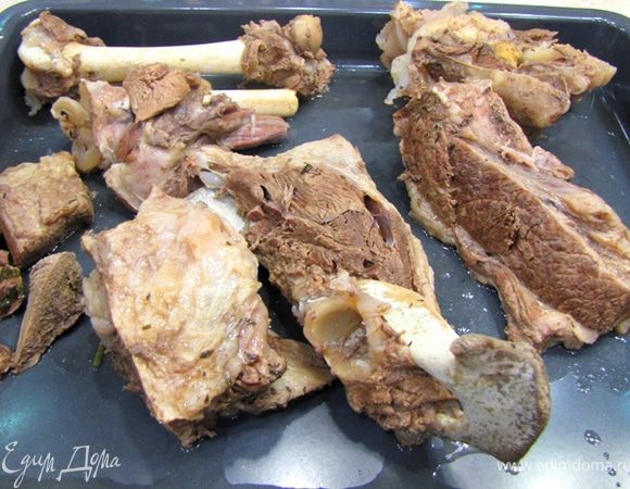 Уберите и выбросьте все овощи в которых готовился бульон.
Вытащите кости и мясо из бульона.