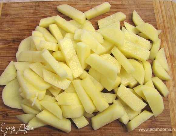 Отварите яйца в течение 10 минут на малом огне.
Почистите картофель и порежьте небольшими кусочками как для жарки толщиной около пол сантиметра.