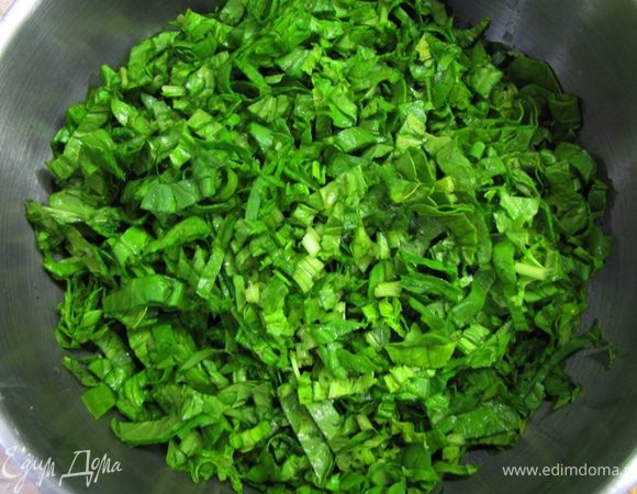 Положите картофель в бульон и варите до готовности около 10-15 минут.
В это время нарежьте зелень.