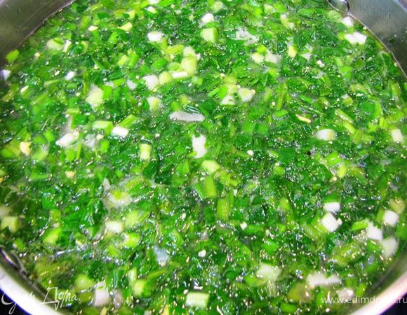 Как картофель приготовится, положите всю зелень в кастрюлю.
Через 5 минут положите белки и раскрошите желтки.
Посолите и поперчите.
Добавьте лавровый лист.
Хорошо перемешайте. Попробуйте на вкус и досолите, если надо. Выключите огонь, накройте крышкой и дайте постоять минут 10-15.
Подавайте со сметаной.