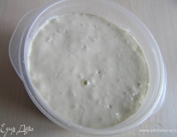 Минут через 40-60 закваска увеличится вдвое, появятся пузырьки - закваска жива и готова.