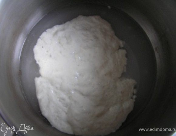 Приготовить опару. Для этого закваску выложить в кастрюльку (удобнее всего на 3 л). *Сразу поясню, что кастрюля должна быть с крышкой без отверстия для выхода пара (если такой нет, то заклеить отверстие скотчем). А еще очень интересно наблюдать за тестом, когда крышка прозрачная :)* К закваске добавить 250 мл воды,