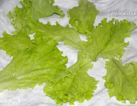 Листья салата моем и раскладываем на полотенце для обсушивания.