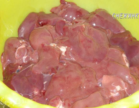 Печень моем. Разрезаем если необходимо на половинки.