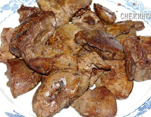 Выкладываем на тарелку, желательно в начале подержать на бумажном полотенце, чтобы стек лишний жир (если это необходимо). Печень сохраняем в тепле.