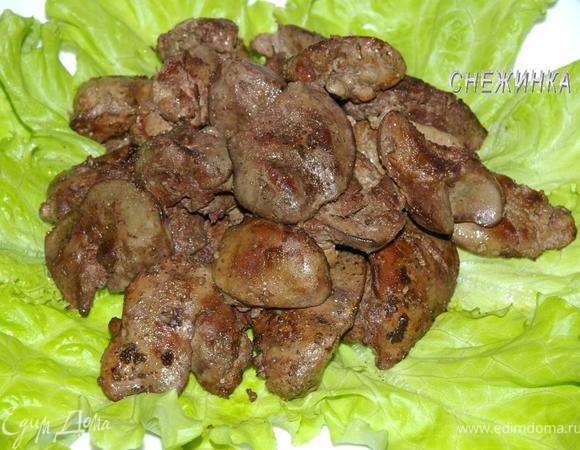 Формируем блюдо. Обсушенные листья салата раскладываем на тарелке, в которой будем подавать, в центре выкладываем на салат печень, немного солим и перчим по вкусу.