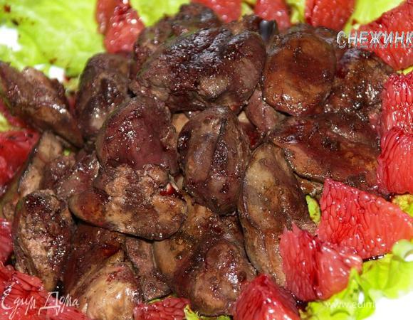 Мякоть долек грейпфрута разрезаем пополам и укладываем вокруг печени. Поливаем все теплым винно-медовым соусом и подаем. Voilà!