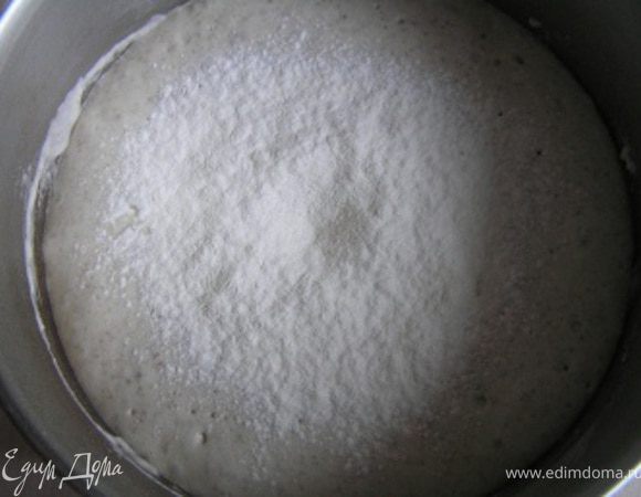 К опаре добавить 250 мл воды, 220 г муки, горсть отрубей, перемешать до однородности. 