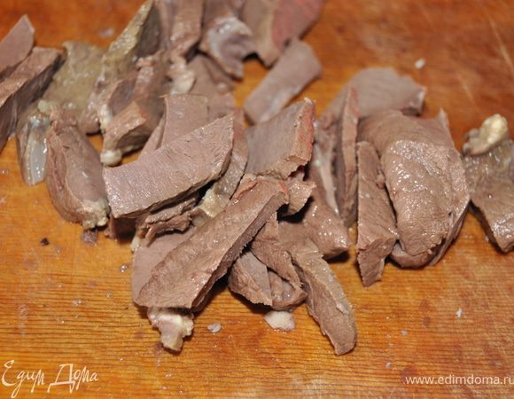 Предварительно надо отварить сердце.Отварное сердце нарезать мелкими кусочками.