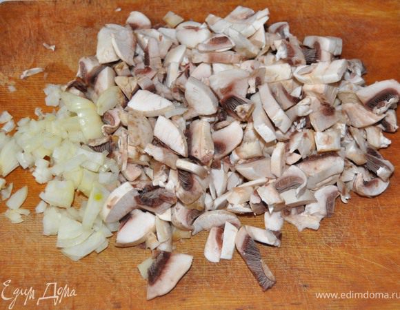 лук нарезать полукольцами,шампиньоны почистить,помыть и нарезать небольшими кусочками.
