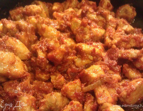 Порезать лук полукольцами
Обжарить его на сковороде до золотистого цвета, добавить свинину, чеснок(мелким кубиком), посолить и жарить вместе в течение 10 мин.
Добавить 1 ст.л муки всё хорошо перемешать
2,5 ст. л. томатной пасты жарить еще 3 мин