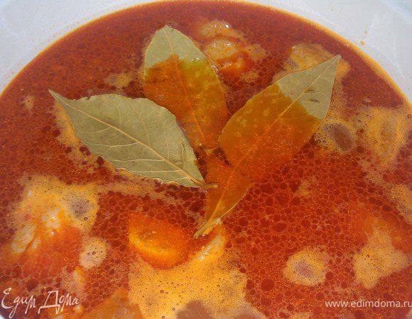 Всё выложить в кастрюлю и залить горячей водой консистенцией 1/4, добавить лавровый лист и варить в течение часа. За 5 мин до готовности добавить шепотку красного перца, корень сельдерея, прованских травок,
Зелень, соль по вкусу.