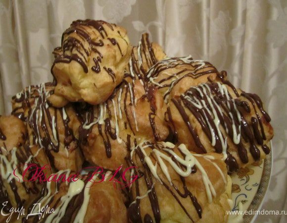 Полить шоколадом.