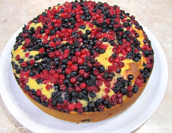 Итак - Пирог от Нады с виноградом.
Сразу хочу сказать, что в оригинале в качестве ягод используется черника или мелкий виноград без косточек, но второй раз я решил попробовать со смородиной и в общем к великолепному вкусу добавились великолепные краски.