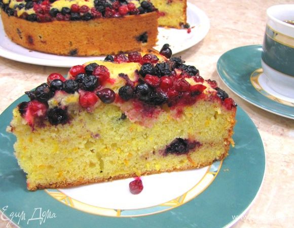 Важно
Всегда используйте лучшие ингредиенты. Яйца - деревенские с желтым желтком.
Используйте ягоды по сезону. Очень вкусно получается с мелким виноградом.
Стручок ванили разрезают пополам и кончиком ножа выскабливают семена. Это и есть ваниль, которую надо использовать.
Оставшийся стручок не выкидывайте, а положите в отдельную банку с сахаром. Так через недельку вы получите великолепный ванильный сахар для будущих кулинарных побед.
Проверка на готовность пирога - засунуть в пирог спичку, вытащить. Если сухая - пирог готов.
У нас почти всегда сахар имеет разную сладость. Поэтому, если сахар будет несладкий (как в этот раз у меня), можете посыпать пирог сверху сахарной пудрой.

Получается очень яркий и очень вкусный пирог.