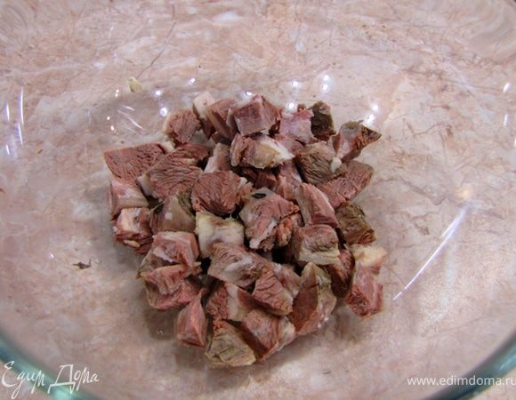 Порежьте охлажденную говядину на кубики в полсантиметра.