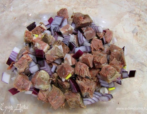 Порежьте лук мелко кубиками, добавьте в мясо.