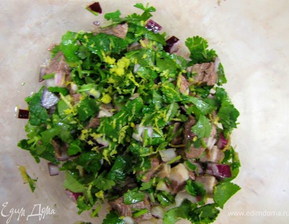 Порежьте зелень, добавьте в салат, натрите цедру лимона.