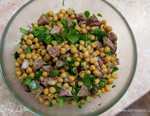 Приготовьте соус Винегрет или используйте готовый (предварительно взболтав его), вылейте в салат. Перемешайте. Добавьте перец и маленькую щепотку соли. Снова перемешайте. Дайте постоять полчаса, чтобы лук замариновался и потерял остроту.