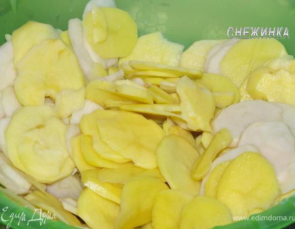 Картофель чистим, моем, нарезаем тонкими кружочками.