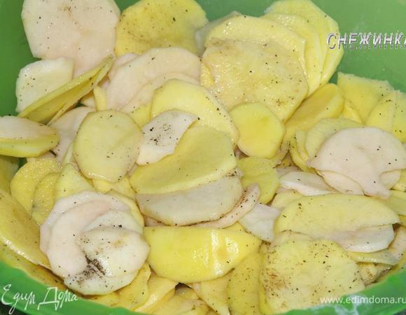 В глубокой миске картофель солим, перчим, добавляем мускатный орех. 