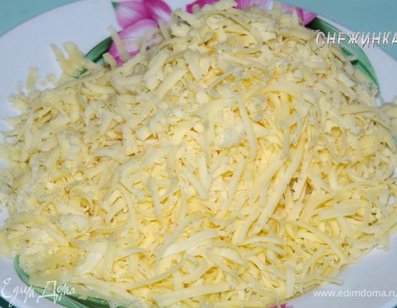 Сыр натираем на крупной терке. 
