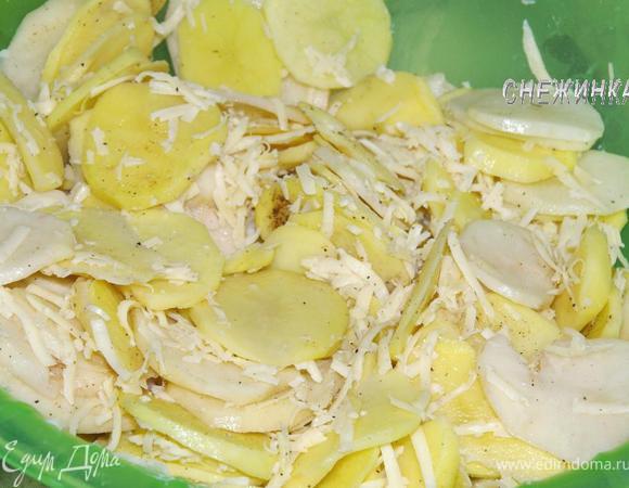 Половину сыра кладем к картофелю, перемешиваем.