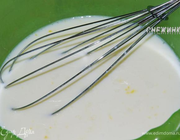 Яйцо взбиваем с молоком и сливками.