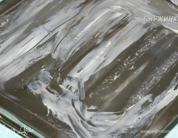 Чеснок чистим. Форму для запекания (лучше керамическую) натираем изнутри чесноком, затем смазываем сливочным маслом.