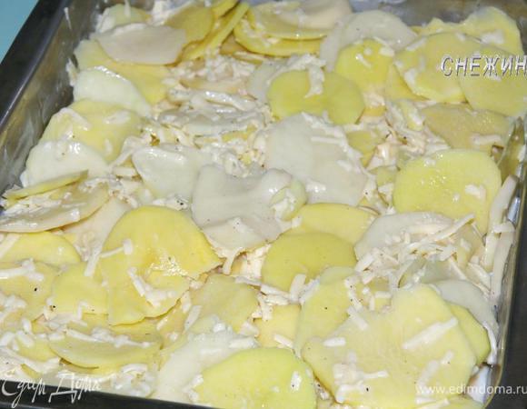 Выкладываем картофель в форму.