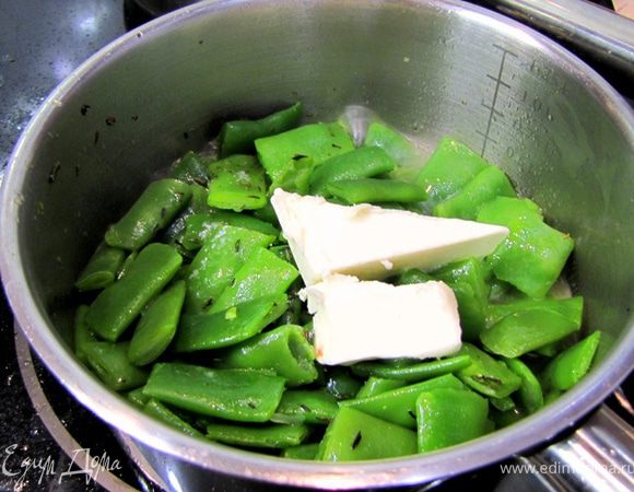 Вымоем печенку в холодной воде (поэтому вид у нее становится синий).
Нарезаем небольшими кусками два на три сантиметра, толщиной пол сантиметра.
Промокаем салфеткой.

В этот момент в сотейнике разогреваем пару столовых ложек подсолнечного масла, кладем туда фасоль и доливаем три столовые ложки воды.
Через пару минут, как фасоль начала тушиться добавляем сливочное масло. Она придаст дополнительный вкус фасоли и сделает соус бархатистым.