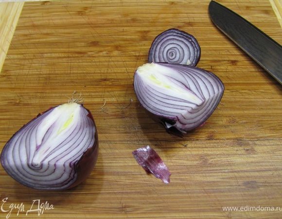 Кладем туда-же щепотку тимьяна и щепотку соли. Накрываем крышкой и тушим до готовности - примерно 10 минут. Проверяем на соль и досаливаем, если надо.

В это время разогреваем в глубокой сковороде две столовые ложки подсолнечного масла на сильном огне и обжариваем печенку с двух сторон по паре минут.
Учтите, что если вы пережарите печенку - она станет жесткой и сухой.
Заранее готовим лук. Для того, чтобы не мучиться с очисткой головки и чтобы слои лука не расползались при нарезании - не очищая луковицу срежьте высохшую стрелку и разрежьте головку пополам. Теперь будет очень легко снять кожицу. Рекомендую ее снимать с самым верхним слоем лука, т.к. верхний слой у красного лука тоже несколько вялый. При этом вы не срезали корень и слои лука не будут расползаться при нарезании.