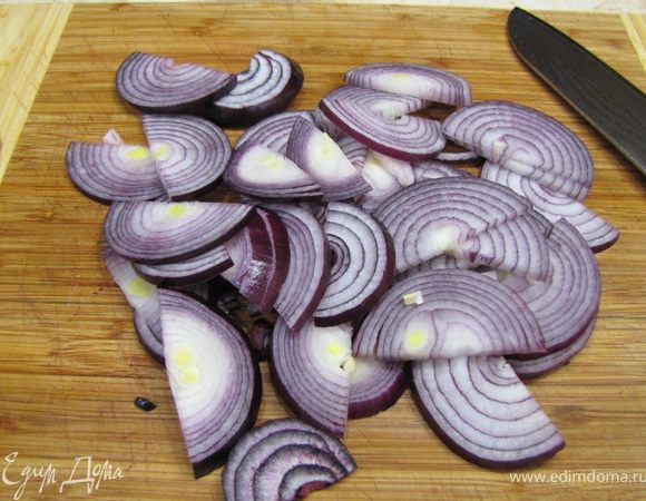 Нарежьте лук полукольцами. Попки выкиньте.