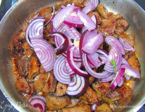 Положите в сковороду с печенкой и тушите с печенкой минут пять, пока фасоль доготовится в сотейнике.