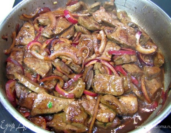 За три минуты до готовности полейте лук с печенкой бальзамическим уксусом. В конце посолите печень хорошей щепоткой соли.