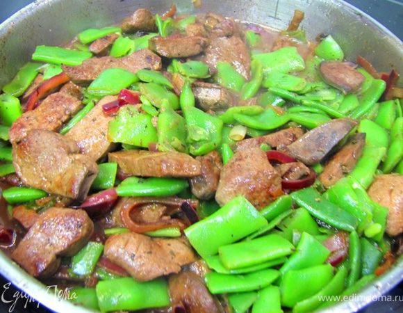 Смешайте печень и фасоль в сковороде. Тушите еще пару минут. Досолите, если необходимо.