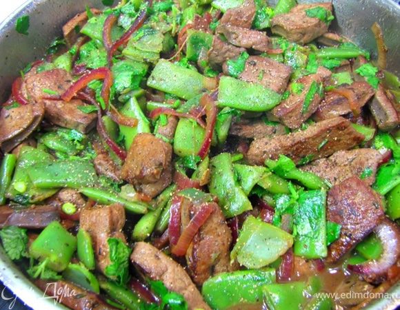 Порежьте зелень и положите ее в сковороду. Выключите огонь, добавьте свежемолотый перец и перемешайте.
Дайте постоять минут пять, чтобы соки распределились по всем кусочкам.
Подавайте на стол.