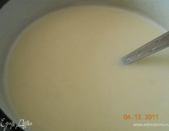 готовим соус: сливочное масло растапливаем ,добавляем муку, соль,и молоко, и варим на медленном огне, до загустения, у меня получился не очень густой соус,по желанию можно добавить мускатый орех!