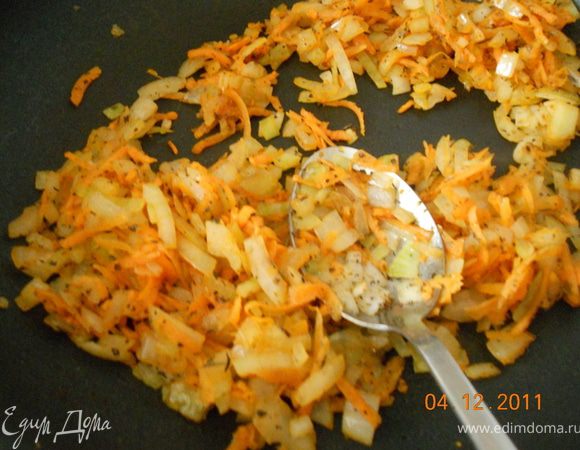 лук и морковь обжариваем на оливковом масле, добавляем туда все приправы!