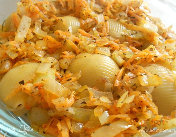 сверху укладываем обжаренные лук с морковью