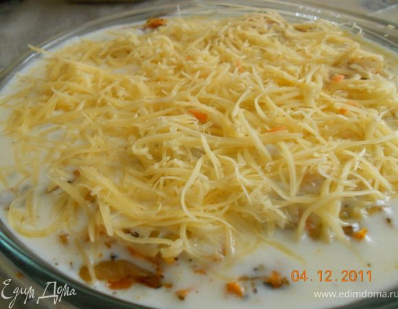 посыпаем сыром, и отправляем в духовку на 30-40 минут при 200 гр 